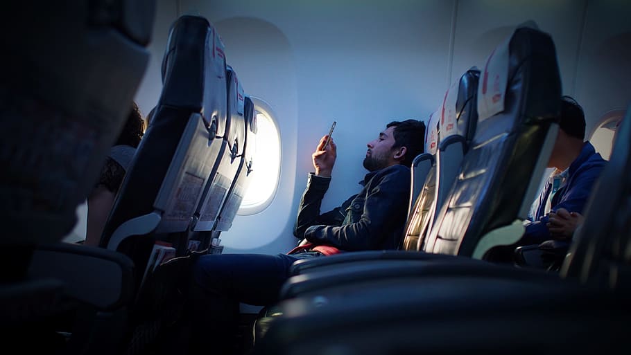 persona, assegut, endins, avió, utilitzant, smartphone, home, portar, negre, camisa de vestir, celebració, telèfon, seient d’avió, vestit negre, entrar al telèfon, gent, homes, a l'interior, transport, avió comercial, vehicle aeri, adult, viatjar, vehicle terrestre, cotxe, només homes, només adults, un sol home, manera de transport, adult jove, mascles, negocis, home jove, ben vestit, interior del vehicle, viatge, persona de negocis, vestit, ansietat, esperant, 4K