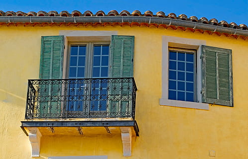 budova, fasáda, okno, závěrky, architektura, cassis, provence, Francie, exteriér budovy, stavba, rezidenční čtvrti, nikdo, modrý, den, Dům, nízký úhel pohledu, žlutá, slunečního světla, Příroda, venku, nástěnný prvek, starý, město, slunný, okenní rám, 4K, CC0, veřejná doména, bez autorských práv