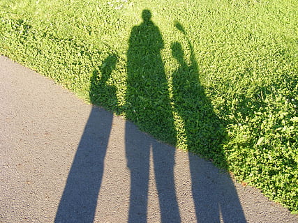pessoas sombra, dia, sombreamento, caminho, panorama, verde, natureza, grama, crianças, família, sombra, luz solar, pessoas reais, plantar, cor verde, Concentre-se na sombra, crescimento, visão de alto ângulo, estilos de vida, atividade de lazer, homens, ao ar livre, terra, pessoas, campo, de pé, longa sombra - sombra, sebe, 2K, CC0, domínio público, royalty free