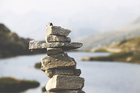 gris, dossier, pedra, durant el dia, poc profund, fotografia, Cairn, fons, muntanya, gran, cos, aigua, roques, rock, equilibri, pila, naturalesa, rock - object, escena tranquil·la, pedra - objecte, com zen, a l'aire lliure, cap gent, paisatge, imatge en color, escenics, centrar-se en primer pla, dia, sòlid, tranquil·litat, primer pla, núvol - cel, còdols, cel, 4K, CC0, domini públic, lliure de regalies