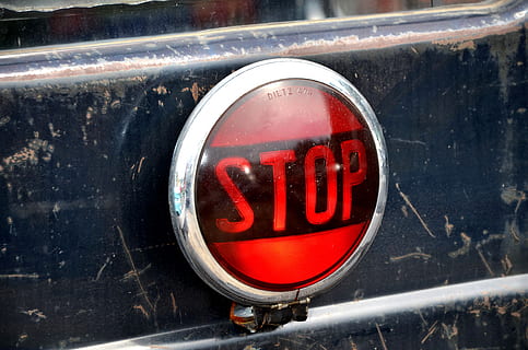 pulsante di arresto della luce, spia, fermare, avvertimento, vecchio, di, rosso, auto, luce, comunicazione, avvicinamento, testo, cartello, sceneggiatura occidentale, nessuno, forma, forma geometrica, guida, metallo, giorno, cerchio, segnale stradale, segnale di pericolo, lettera maiuscola, veicolo terrestre, informazione, modo di trasporto, mezzi di trasporto, 4K, CC0, dominio pubblico, privo di copyright