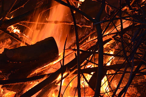 fuego de pascua, marzo, aduana, fuego, calor - temperatura, ardiente, fuego - fenómeno natural, llama, nadie, naturaleza, leña, color naranja, Iniciar sesión, noche, antecedentes, madera, brillante, hoguera, material de madera, fotograma completo, silueta, iluminado, 5K, CC0, dominio público, libre de derechos