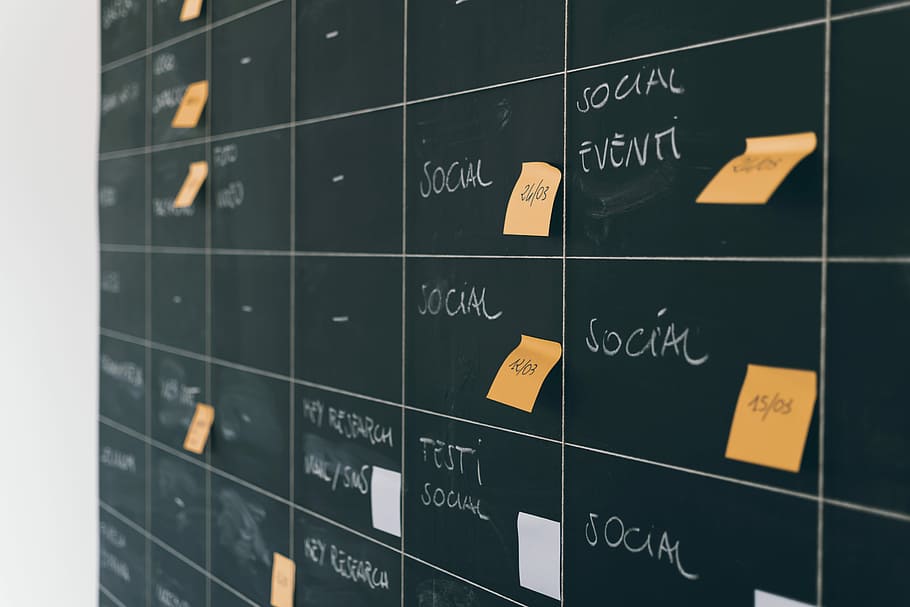 sort kridtbræt, klæbrig, note lot, sort, bestyrelse, tavle, Bemærk, Post-it, social, markedsføring, schudule, nøgle, tekst, begivenhed, studie, gitter, memo, Memento, påmindelse, planlægning, plan, organiseret, organisation, organisere, meddelelse, nummer, indendørs, ingen mennesker, kunstkultur og underholdning, manuskript, tæt på, ikke-vestlige script, vestlige script, sort farve, selektiv fokusering, teknologi, forretning, form, videnskab, fuld ramme, 5K