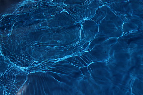 plan d'eau, aérien, la photographie, corps, eau, texture, bassin, modèle, Contexte, foncé, bleu, ligne, néon, réflexion, turquoise, lumière, Wafe, ridée, plein cadre, arrière-plans, personne, la nature, piscine, mouvement, abstrait, motif naturel, fermer, journée, en plein air, Nourriture et boisson, texturé, nettoyer, couleur turquoise, bleu foncé, 4K, CC0, domaine public, libre de droits