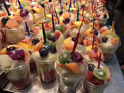boodschappen doen, fruit, verfrissing, Barcelona, Spanje, stedentrip, eten en drinken, voedsel, versheid, glas, zoet eten, zoet, gezond eten, keuze, drinkglas, stilleven, klaar om te eten, huishoudspullen, binnenshuis, tafel, variatie, transparant, aflaat, drinken, geen mensen, verleiding, fruit salade, 4K, CC0, publiek domein, royaltyvrij