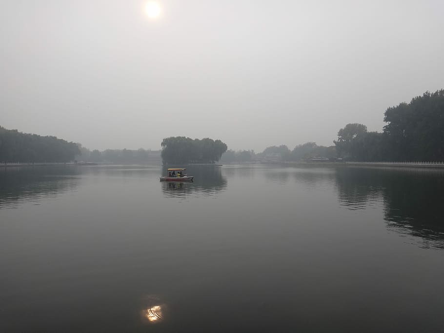 Xina, Beijing, llac, arrencada, llocs d'interès, gris, smog, idil·li, encara, imperi xinès, aigua, reflexió, boira, a l'aire lliure, cap gent, tranquil·litat, cel, vaixell nàutic, arbre, naturalesa, transport, bellesa a la natura, manera de transport, escena tranquil·la, planta, escenics - natura, embarcacions de passatgers, 2K