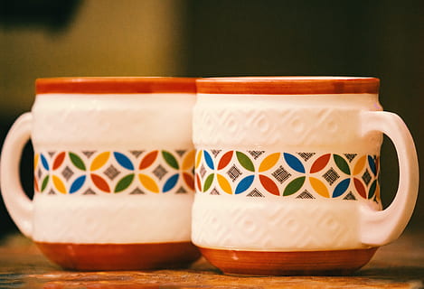 Tasse, Essen, Tabelle, Kaffee, Weiß, Küche, Restaurant, Abendessen, Frühstück, Tee, Getränk, Porzellantasse, Jahrgang, Aroma, indisch, gesund, Teetasse, Koffein, Nahansicht, Stillleben, keine Leute, Fokus auf den Vordergrund, drinnen, Container, Holz - Material, Essen und Trinken, Becher, mehrfarbig, Tag, selektiver Fokus, Muster, Kunst und Handwerk, Schüssel, Keramik, Mann gemacht, 4K, CC0, gemeinfrei, lizenzfrei