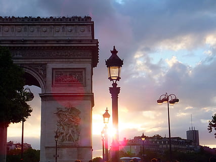 bue de triomphe, solnedgang, paris, himmel, arkitektur, sky - himmel, bygget struktur, bygge eksteriør, natur, reisemål, gatelykt, ingen folk, by, gate, sollys, reise, fortiden, historie, lav vinkel visning, belysningsutstyr, utendørs, sol, 2K, CC0, offentlig domene, opphavsrett gratis