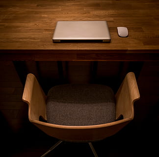laptop spațiu de lucru, de lemn, scaun, maro, pivotant, fotoliu, față, laptop de argint, interior, cafenea, modern, muncă, laptop, lemn - material, mobila, în interior, masa, eleganţă, confortabil, nici o persoana, home interior vitrine, acasă interior, luxos, relaxare, camera de zi, gol, tehnologie, bogatie, Acasă, lampă electrică, masuta de cafea, 2K, CC0, domeniu public, fără drepturi de autor