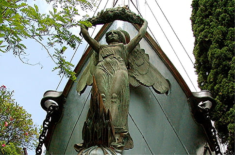 vaixell, error, galionsfigur, vista d’angle baix, planta, cap gent, arbre, cel, dia, naturalesa, representació, creativitat, cel clar, escultura, art i artesania, a l'aire lliure, arquitectura, estàtua, representació humana, creixement, vell, artesania, història, 2K, CC0, domini públic, lliure de regalies