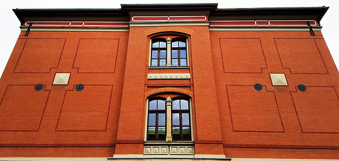 Gebäude, Ziegelbau, Rotbraun, die Architektur, gebaute Struktur, Fenster, Gebäudehülle, keine Leute, rot, Tag, Eingang, Sicherheit, Tür, Bogen, draußen, Geschichte, die Vergangenheit, orange Farbe, Flachwinkelansicht, Fassade, Sonnenlicht, Gerichtsgebäude, 5K, CC0, gemeinfrei, lizenzfrei