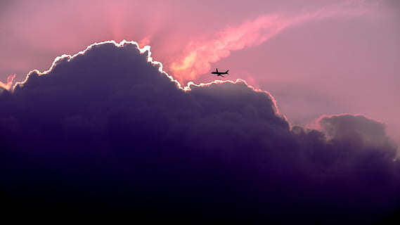 silueta d’avió, núvols, daurat, hores, cel, raigs, posta de sol, sortida del sol, alba, vespre, porpra, rosa, erupció, volcà, fum - estructura física, calor - temperatura, volcà actiu, lava, cap gent, poder a la natura, nit, a l'aire lliure, núvol - cel, vehicle aeri, avió, volant, naturalesa, silueta, transport, manera de transport, escenics - natura, bellesa a la natura, moviment, cloudscape, en moviment, 5K, CC0, domini públic, lliure de regalies