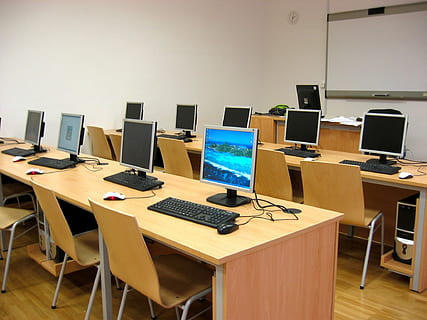 stalinis kompiuteris, medinis, stalas, klasė, kompiuteris, mokymasis, mokytis, el. mokymas, tyrimas, švietimas, Kompiuterio monitorius, patalpose, technologijos, mokyklos pastatas, biuras, nėra žmonių, universitete, verslą, darbastalio kompiuteris, kompiuterio klaviatūra, kėdė, lentelė, belaidžio ryšio technologija, kompiuterinė įranga, ryšį, komunikacijos, ofiso kedė, baldai, sėdynės, darbo vieta, modernus, klaviatūra, elektros lemputė, 1080P, CC0, Viešasis domenas, nemokamai