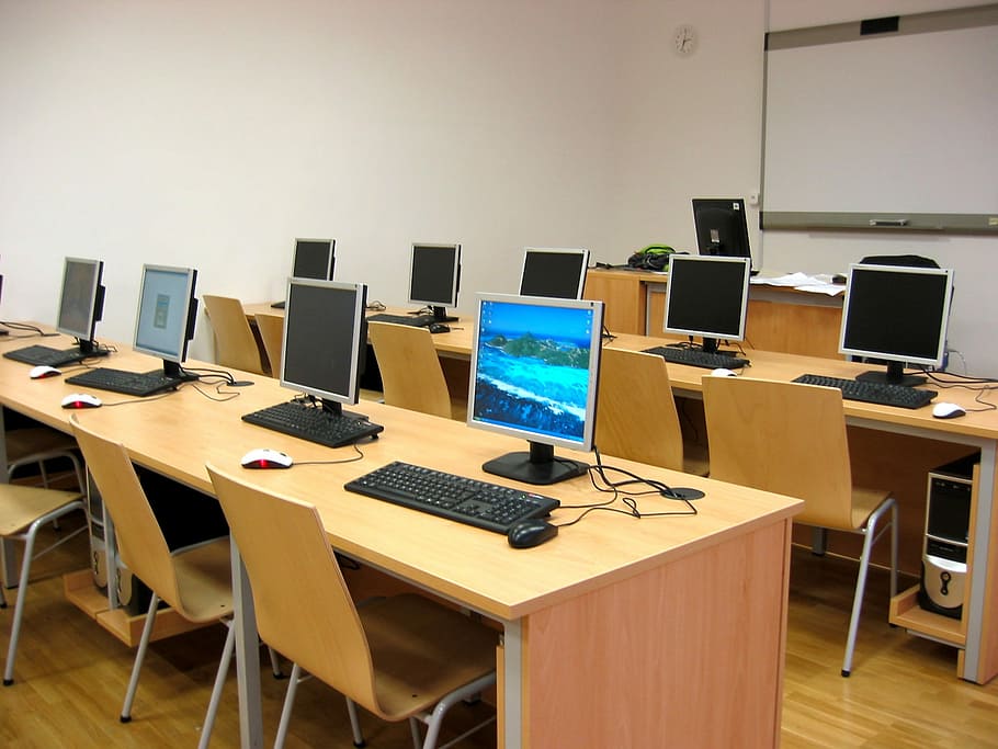 stalinis kompiuteris, medinis, stalas, klasė, kompiuteris, mokymasis, mokytis, el. mokymas, tyrimas, švietimas, Kompiuterio monitorius, patalpose, technologijos, mokyklos pastatas, biuras, nėra žmonių, universitete, verslą, darbastalio kompiuteris, kompiuterio klaviatūra, kėdė, lentelė, belaidžio ryšio technologija, kompiuterinė įranga, ryšį, komunikacijos, ofiso kedė, baldai, sėdynės, darbo vieta, modernus, klaviatūra, elektros lemputė, 1080P
