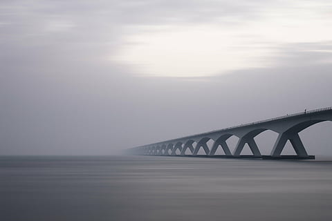 grau, Brücke, Karosserie, Wasser, Bögen, Dämmerung, Ingenieurwesen, Nebel, See, Landschaft, Ozean, draussen, Fluss, Meer, Stahl- und Betonkonstruktion, Sonne, Reise, Winter, Brücke - künstliche Struktur, Verbindung, gebaute Struktur, Transport, Wetter, die Architektur, draußen, Himmel, Szenen - Natur, Natur, Schönheit in der Natur, keine Leute, Ruhe, Ufergegend, ruhige Szene, idyllisch, Horizont, 4K, CC0, gemeinfrei, lizenzfrei