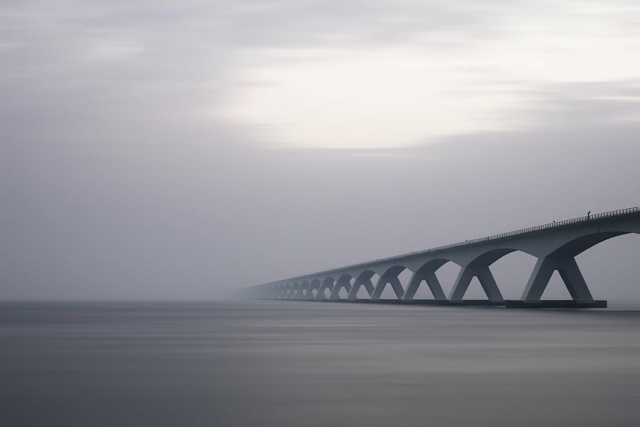 gris, pont, cos, aigua, arcs, alba, enginyeria, boira, llac, paisatge, oceà, a l'aire lliure, riu, mar, estructura d’acer i formigó, sol, viatjar, hivern, pont - estructura feta per l'home, connexió, estructura construïda, transport, temps, arquitectura, cel, escenics - natura, naturalesa, bellesa a la natura, cap gent, tranquil·litat, davant del mar, escena tranquil·la, idíl·lic, horitzó, 4K