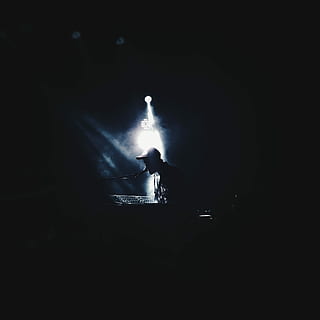 fotografieren, Person, tragen, Deckel, mit, Mikrofon, DJ-Controller, Mann, Singen, Punktlicht, dunkel, Nacht-, dj, Sänger, Musik-, eine Person, Fertigkeit, Licht - natürliches Phänomen, Silhouette, Veranstaltung, echte Menschen, Performance, Licht, Männer, beleuchtet, Bühne, Bühne - Aufführungsraum, Lichtanlage, Sport, Kunst, Kultur und Unterhaltung, in voller Länge, Besetzung, Nachtleben, Bühnenlicht, Musikfestival, Rockmusik, Popmusiker, 1080P, CC0, gemeinfrei, lizenzfrei