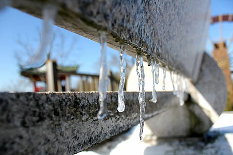 Eisblume, Schemel, Eis, Blume, Wasser, Tag, Bewegung, keine Leute, draußen, gebaute Struktur, selektiver Fokus, die Architektur, Fokus auf den Vordergrund, Natur, Nahansicht, hängend, Metall, Eiszapfen, kalte Temperatur, Brunnen, Wandbau - Funktion, Sonnenlicht, fließendes Wasser, 5K, CC0, gemeinfrei, lizenzfrei