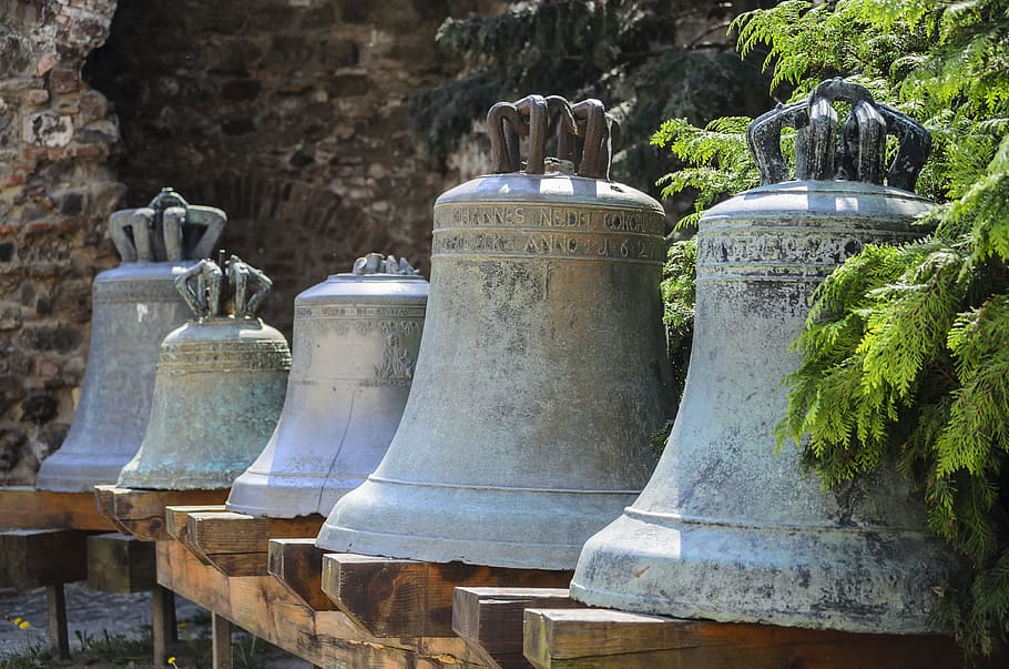 campana, getto, antico, Museo, vecchio, esposizione, campane, nessuno, giorno, contenitore, natura, metallo, arte e artigianato, scelta, variazione, mestiere, all'aperto, pianta, caratteristica della parete, fianco a fianco, architettura, preparativi, natura morta, parete, storia, il passato, 4K