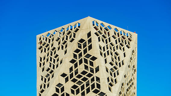 beige, torre, azul, cielo, arquitectura, edificio, infraestructura, rascacielos, estructura construida, exterior del edificio, moderno, escena urbana, cielo limpio, vista de ángulo bajo, día, nadie, modelo, ciudad, naturaleza, luz del sol, forma geometrica, ventana, edificio de oficinas exterior, al aire libre, forma, 5K, CC0, dominio público, libre de derechos