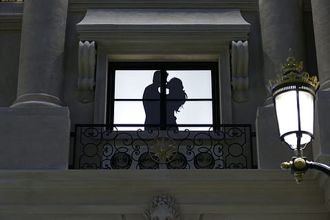 home, dona, petons, finestra, silueta, imatge, Macau, llanterna, parell, amor, petó, arquitectura, arquitectura i edificis, religió, columna arquitectònica, estàtua, dues persones, dia, estructura construïda, persones reals, edifici, exterior de l'edifici, estils de vida, vista del darrere, activitat d'oci, dones, parella - relació, homes, a l'aire lliure, adult, gent, vista d’angle baix, 5K, CC0, domini públic, lliure de regalies