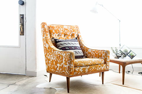 groc, blanc, floral, cadira de sofà, porta, casa, interior, sofà, coixí, vivent, habitació, mobles, còmode, habitació domèstica, a l'interior, decoració, modern, butaca, sala d'estar, elegància, apartament, cap gent, luxe, cadira, seient, interior de casa, sòls, absència, arquitectura, patró, terres de fusta dura, artesania, estils de vida, interior de l'aparador, 4K, CC0, domini públic, lliure de regalies