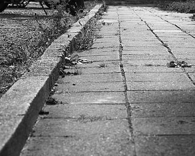 Pflaster, Pfad, Gehen, Reise, Fähre, transportiert werden, Schattierung, Licht, langer Weg, Entfernung, Hobby, Umzug, Straße, Stadt, Aktion, Lauf, Fußweg, Tag, keine Leute, Richtung, draußen, der Weg nach vorn, Natur, Pflasterstein, High Angle View, Sonnenlicht, selektiver Fokus, Stein, Muster, Bürgersteig, abnehmende Perspektive, Transport, texturiert, Kopfsteinpflaster, Oberflächenniveau, Beton, 2K, CC0, gemeinfrei, lizenzfrei