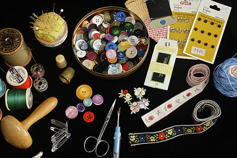 sortierte Farbe, Nähgut viel, Nähen, Tasten, Faden, Handarbeit, handgemacht, Nadel, Schere, Kunst, Schneiderei, Stift, Fingerhut, große gruppe von gegenständen, Variation, Wahl, High Angle View, mehrfarbig, Tabelle, Stillleben, drinnen, direkt darüber, keine Leute, Taste, Fülle, Kunst und Handwerk, Nähartikel, Kreativität, Sammlung, Container, Nahansicht, 4K, CC0, gemeinfrei, lizenzfrei