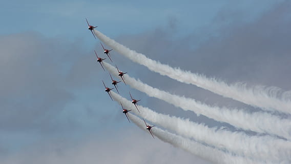 fly udfører aerobatic, fly, røde pile, Skærm, at vise, underholdning, køretøj, luftfart, flyvningen, røg, luft show, flyvende, formation, stunt, antenne, samarbejde, ydeevne, luftfartøj, transportform, himmel, sky - himmel, dampspor, transportmidler, på farten, røg - fysisk struktur, bevægelse, kampfly, lav vinkel visning, militære flyvemaskine, hastighed, dag, ingen mennesker, bestille, udendørs, luftvåben, kunstflyvning, 4K, CC0, offentligt domæne, royaltyfrie