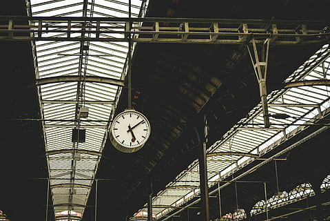 zwart, wit, Analoge klok, analoge analoge klok, klok, station, platform, tijd, gebouw, pijler, staalwerk, architectuur, structuur, industrie, binnen-, dak licht, dakraam, plafond, dak, lage hoekweergave, ingebouwde structuur, treinstation, geen mensen, binnenshuis, wijzerplaat, metaal, nauwkeurigheid, instrument van tijd, vervoer, spoor transport, minutenwijzer, opknoping, aantal, patroon, dakbalk, 4K, CC0, publiek domein, royaltyvrij