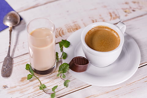 alb, ceramică, ceaşcă de ceai, farfurioară, lângă, clar, pahar de băut, gri, inoxidabil, oțel lingură, cafea, băutură, Band cafea, cafenea, espresso, mancare si bautura, gustare, ceașcă, cafea - băutură, alimente, halbă, linguriţă, cană de cafea, ustensile de bucatarie, prospeţime, mănâncă ustensile, lemn - material, masa, frunze, faianță, parte a plantelor, vedere în unghi mare, nici o persoana, bautura fierbinte, iarbă, menta frunze - culinare, sticlă, 5K, CC0, domeniu public, fără drepturi de autor