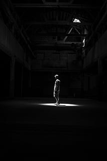 fotografia in scala di grigi, uomo, in piedi, camera, offuscare, luce, in scala di grigi, fotografia, una persona, buio, persone, ombra, uomini, tunnel, silhouette, adulto, retroilluminato, lunghezza intera, in casa, illuminato, persone reali, architettura, struttura costruita, stili di vita, attività di svago, mezzi di trasporto, retrovisore, colonna architettonica, capi di abbigliamento, abbigliamento casual, posteggio, movimento, soffitto, 5K, CC0, dominio pubblico, privo di copyright