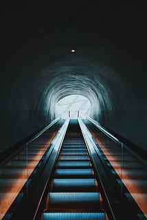 rulletrappe, Billede af rulletrappe, trin, tunnel, bygning, los angeles, arkitektur, vejen frem, retning, rækværk, bygget struktur, ingen mennesker, natur, faldende perspektiv, trappe, belyst, himmel, bevægelse, transportmidler, udendørs, trapper og trapper, afspejling, forbindelse, lav vinkel visning, digital komposit, lys ved enden af ​​tunnelen, 2K, CC0, offentligt domæne, royaltyfrie