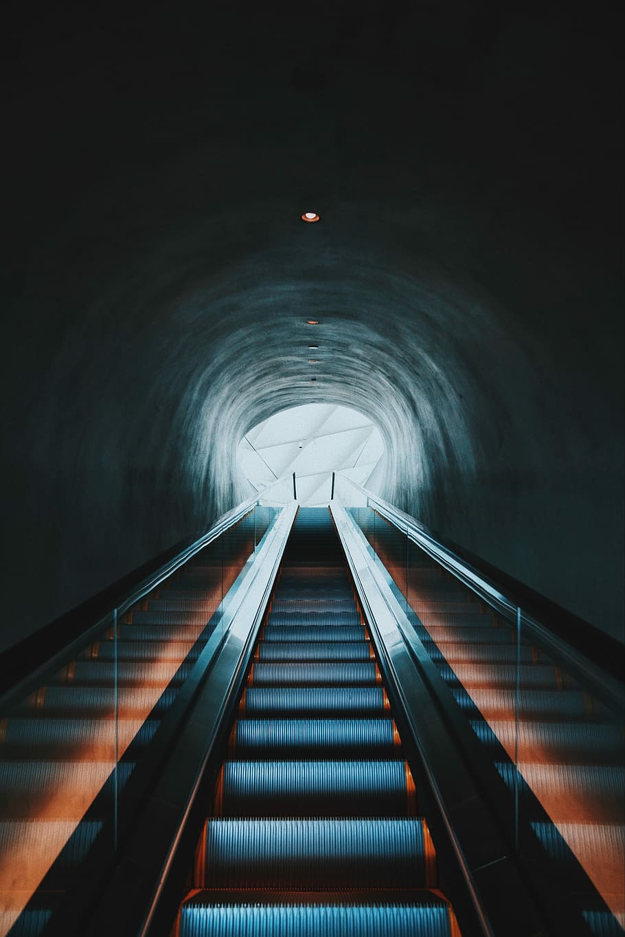 rulletrappe, Billede af rulletrappe, trin, tunnel, bygning, los angeles, arkitektur, vejen frem, retning, rækværk, bygget struktur, ingen mennesker, natur, faldende perspektiv, trappe, belyst, himmel, bevægelse, transportmidler, udendørs, trapper og trapper, afspejling, forbindelse, lav vinkel visning, digital komposit, lys ved enden af ​​tunnelen, 2K