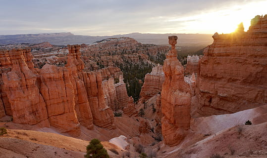 canyon bryce, nacional, parc;, la seva, el martell de Thor, arcs, parc, utah, muntanya, paisatge, penya-segat, rock, taronja, formació de roca, rock - object, sòlid, destinacions de viatge, geologia, escenics - natura, bellesa a la natura, escena no urbana, geografia física, cel, naturalesa, escena tranquil·la, viatjar, cap gent, tranquil·litat, remot, idíl·lic, canyon, erosionat, a l'aire lliure, gres, clima àrid, clima, capes, 5K, CC0, domini públic, lliure de regalies