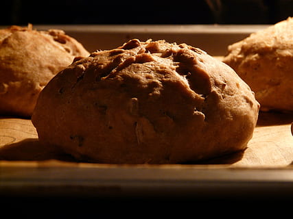 rotolo, pane, infornare, mangiare, cibo, suscitare, croccante, fatti in casa, cibo e bevande, freschezza, pagnotta di pane, nessuno, in casa, al forno, avvicinamento, natura morta, messa a fuoco selettiva, mangiare sano, benessere, tavolo, pronto a mangiare, Marrone, concentrarsi sulle conoscenze acquisite, indulgenza, cibo dolce, rustico, spuntino, 2K, CC0, dominio pubblico, privo di copyright