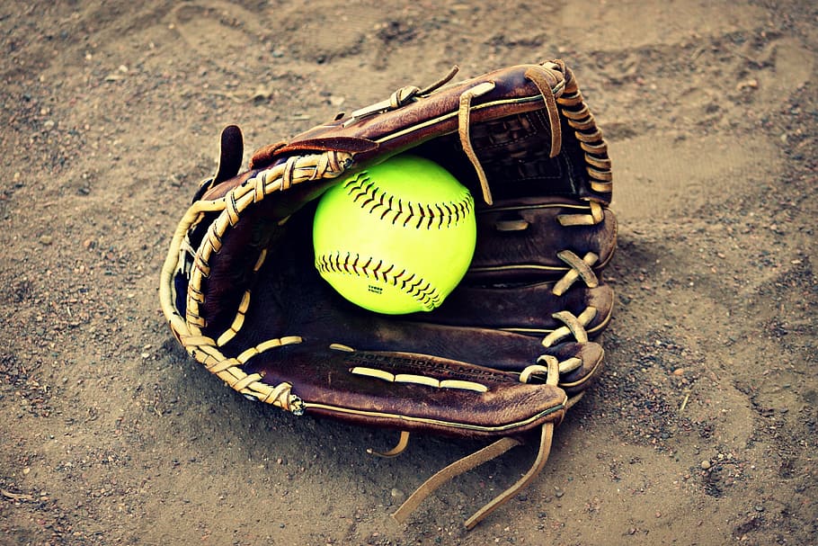 pilota de joc de beisbol, guant de beisbol, softbol, fora, pilota, cuir, costura, costures, recreació, esports, guant, mit, guants, esport, beisbol - esport, pilota de beisbol, natura morta, cap gent, vista d’angle alt, equipament esportiu, text, color verd, dia, sorra, primer pla, a l'aire lliure, groc, dos objectes, guió occidental, terra, comunicació, accessori personal, 2K