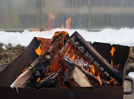 Koster, fuoco, Mangal, bruciare, carboni, legna da ardere, ustioni, febbre, fiamma, fuoco di bivacco, ardente, fuoco - fenomeno naturale, calore - temperatura, legna, ceppo, natura, legno - materiale, falò, raggiante, nessuno, camino, avvicinamento, colore arancione, movimento, all'aperto, pozzo del fuoco, concentrarsi sulle conoscenze acquisite, 4K, CC0, dominio pubblico, privo di copyright