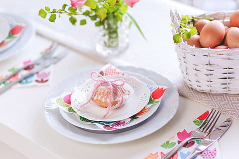 runden, Weiß, Teller, Beige, Tabelle, Eier, Körbe, Konfiguration, Besteck, Serviette, Restaurant, Cupcake, Muffin, Zucker, Lebensmittel, Essen und Trinken, Frische, Süßes Essen, Süss, gesundes Essen, Obst, Korb, Dessert, keine Leute, fertig für den Verzehr, Pflanze, Container, Blume, Feier, Sommer-, Wohlbefinden, blühende Pflanze, Geschirr, Snack, 4K, CC0, gemeinfrei, lizenzfrei