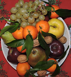 fruita, safata, poma, pero, taronja, mandarina, raïm, noguera, fulles, aliments, menjar, fruita de poma, frescor, taronja - fruita, full, vermell, madur, menjar i beguda, alimentació saludable, benestar, cítrics, color taronja, natura morta, part de la planta, cap gent, vista d’angle alt, a l'interior, placa, taula, contenidor, primer pla, 2K, CC0, domini públic, lliure de regalies