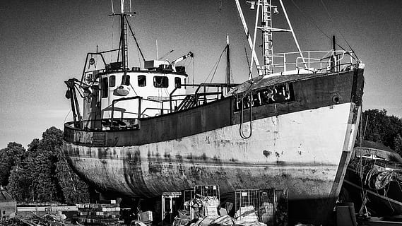 kapal, dok kering, berkarat, hitam dan putih, kapal laut, tua, usang, antik, kuno, sejarah, kapal industri, laut, Kapal layar, angkutan, bergaya retro, konsep dan ide, seni visual, pelabuhan, industri, dermaga komersial, moda transportasi, Arsitektur, air, langit, alam, struktur yang dibangun, hari, tidak ada orang, perahu layar, langit cerah, ditambatkan, tiang kapal, koneksi, di luar rumah, tiang, 4K, CC0, domain publik, bebas royalti