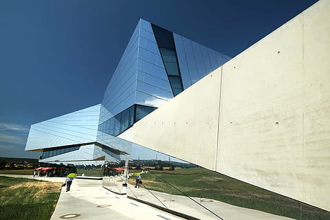 museu, paleontòleg, bonic ingen, llances, arquitectura, modern, estructura construïda, escena urbana, exterior de l'edifici, vidre - material, dia, ciutat, cel clar, cel, persones incidentals, cultura i entreteniment artístic, destinacions de viatge, naturalesa, edifici, a l'aire lliure, assolellat, blau, viatjar, gent, exterior d’edifici d’oficines, 4K, CC0, domini públic, lliure de regalies