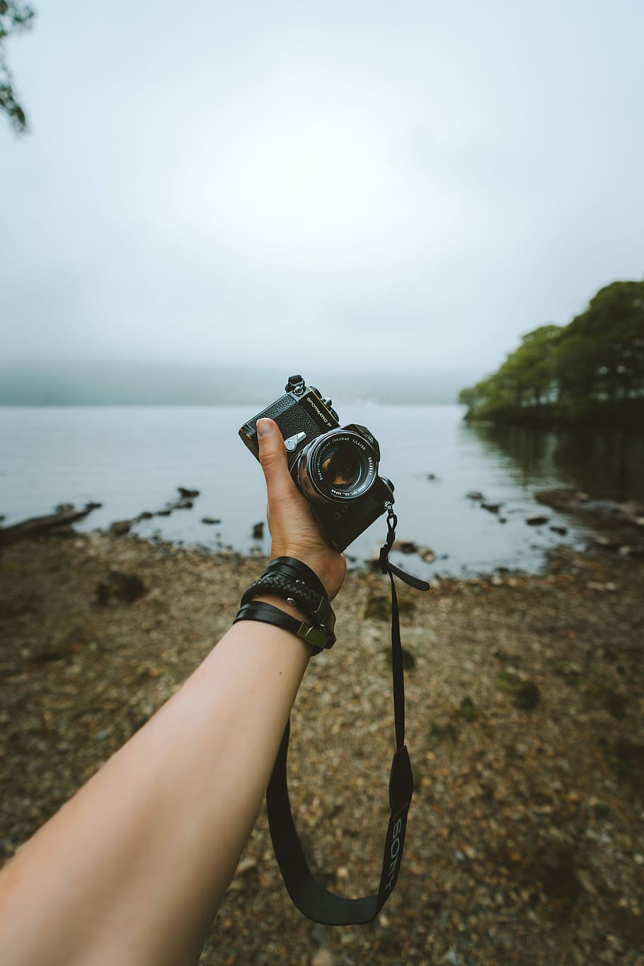 persona, detenzione, nero, fotocamera dslr, riva del mare, telecamera, corpo, acqua, lago, spiaggia, tenendo la fotocamera, pentax, film, prospettiva, mano, Manuale, presa, tenere, bicchiere, len, viaggio, colore, paesaggio, fotografia, umore, lunatico, una persona, temi fotografici, mare, macchina fotografica - attrezzatura fotografica, persone reali, terra, natura, attività di svago, tecnologia, giorno, cielo, mano umana, concentrarsi sulle conoscenze acquisite, attrezzatura fotografica, la tranquillità, Camera digitale, all'aperto, 4K