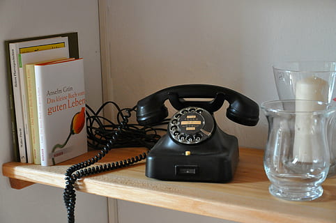 la communication, appel, Téléphone, La technologie, téléphone fixe, style rétro, table, à l'intérieur, nostalgie, personne, téléphone rotatif, lien, récepteur téléphonique, bois - matériau, texte, fermer, écriture occidentale, le passé, l'histoire, construction de murs, 4K, CC0, domaine public, libre de droits