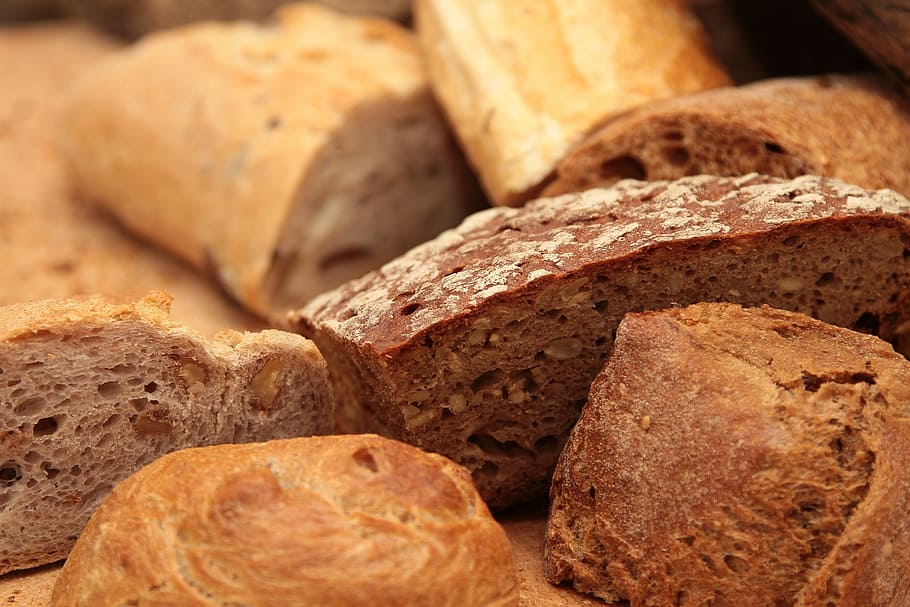 tancar, fotografia, pans, pa, rodar, menjar, esmorzar, productes al forn, grans, frisch, llesca de pa, frescor, tall, marró, alimentació saludable, orgànic, al forn, fleca, primer pla, farina, menjar i beguda, casolà, benestar, cap gent, grup d'objectes, fons, a l'interior, marc complet, botiga, fruita, pansa, hidrats de carboni - tipus d'aliments, comestibles, 5K