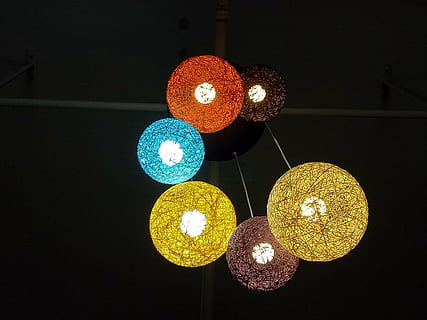 llum, punt, oci, il·luminat, decoració, equips d’il·luminació, a l'interior, cap gent, forma, penjant, celebració, nit, creativitat, cercle, forma geomètrica, vista d’angle baix, festa, tir de l'estudi, riquesa, Nadal, multicolor, esfera, fons negre, luxe, sostre, adorn de Nadal, directament a sota, 4K, CC0, domini públic, lliure de regalies