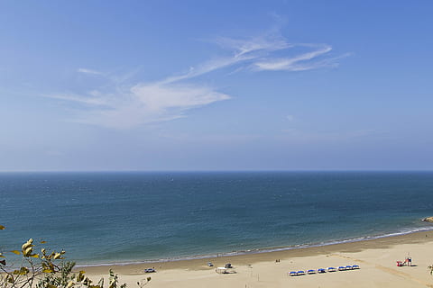 antenne, fotografering, legeme, vand, sand, Foto, havkyst, ocean, Sky, strand, hav, himmel, havet, ferie, sommer, sol, træ, person, paraply, horisont over vand, horisont, jord, skønhed i naturen, scenics - natur, natur, rolig scene, tilfældige mennesker, sky - himmel, dag, gruppe af mennesker, ro, rigtige mennesker, fritidsaktivitet, udendørs, 4K, CC0, offentligt domæne, royaltyfrie