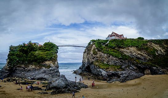 roșu, casă, top, insuliță, corp, apă, gri, nori, plajă, Cornwall, pod, Anglia, nisip, mare, coastă, litoral, Newquay, Regatul Unit, din Cornwall, britanic, vest, de coastă, Marea Britanie, Engleză, pitoresc, concediu de odihna, vacanţă, peisaj, locuri, stânci, turism, călătorie, însorit, Europa, stațiune, arhitectură, roci, clădire, vară, în aer liber, cer, stâncă, nor - cer, obiect de rocă, solid, teren, natură, destinații de călătorie, formatie rock, grup de oameni, oameni apropiați, zi, oameni, scenice - natura, bărbați, 5K, CC0, domeniu public, fără drepturi de autor
