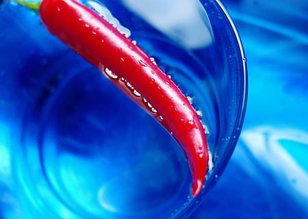 Peperoni, Gemüse, Scharf, Lebensmittel, rot, würzen, Pfeffer, Grün, Chili-Pfeffer, Jahreszeit, Schoten, Küche, profitieren von, gesund, fruchtig scharf, Chilischoten, Wasser, Blau, Nahansicht, drinnen, keine Leute, Essen und Trinken, fallen, Natur, Frische, selektiver Fokus, Studioaufnahme, nass, Haushaltsausstattung, Farbe, Bewegung, Wohlbefinden, 4K, CC0, gemeinfrei, lizenzfrei