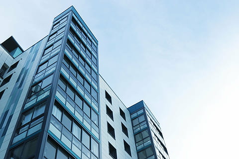 arquitectònic, fotografia, edifici, arquitectura, infraestructura, estructura, establiment, vidre, finestres, condomini, hotel, núvols, cel, modern, exterior de l'edifici, ciutat, estructura construïda, gratacels, cap gent, a l'aire lliure, fons, dia, oficina, finestra, exterior d’edifici d’oficines, vidre - material, vista d’angle baix, naturalesa, negocis, cel clar, alta - alta, luxe, apartament, 5K, CC0, domini públic, lliure de regalies